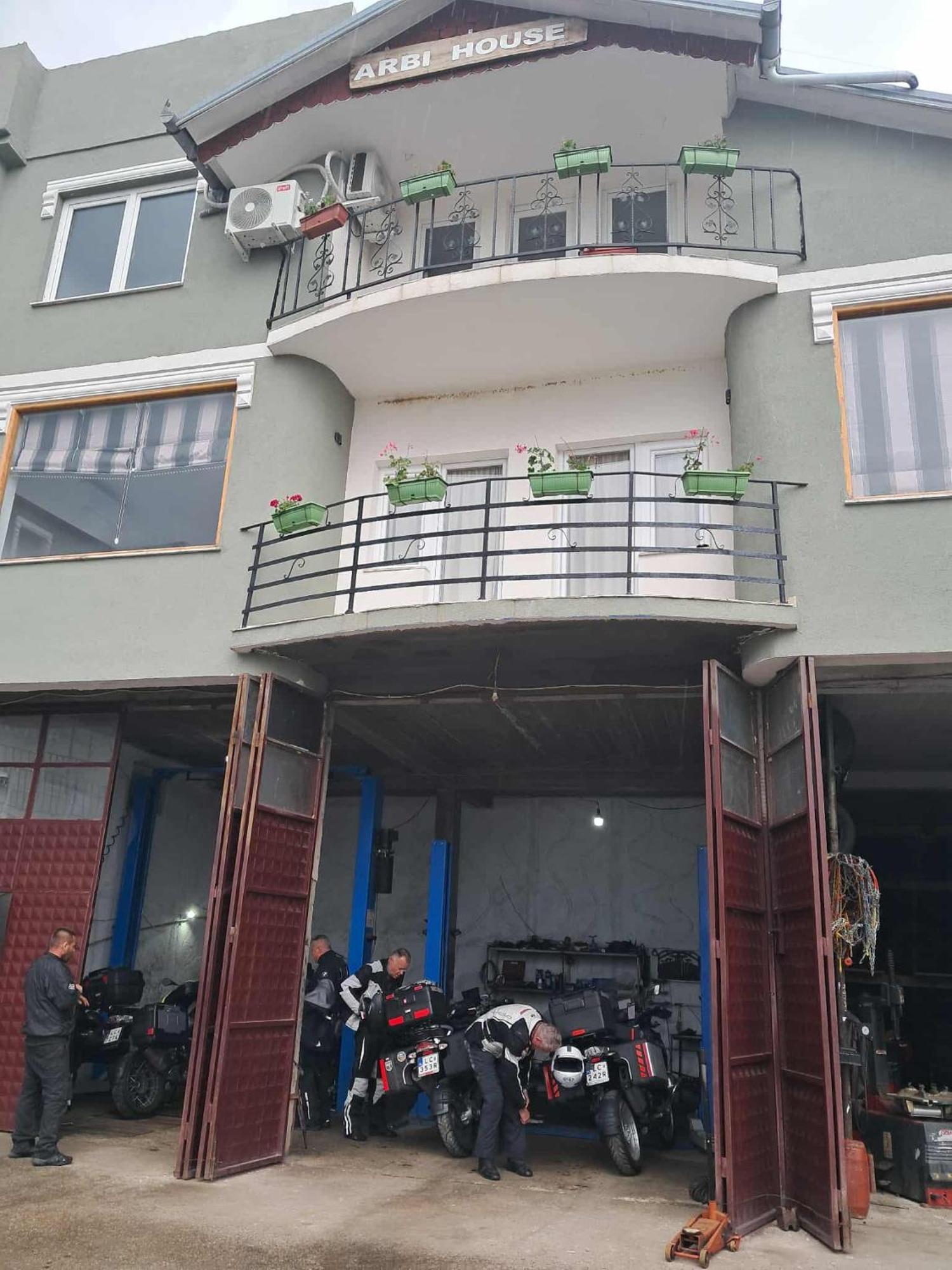 Arbi Guest House Kukes Экстерьер фото